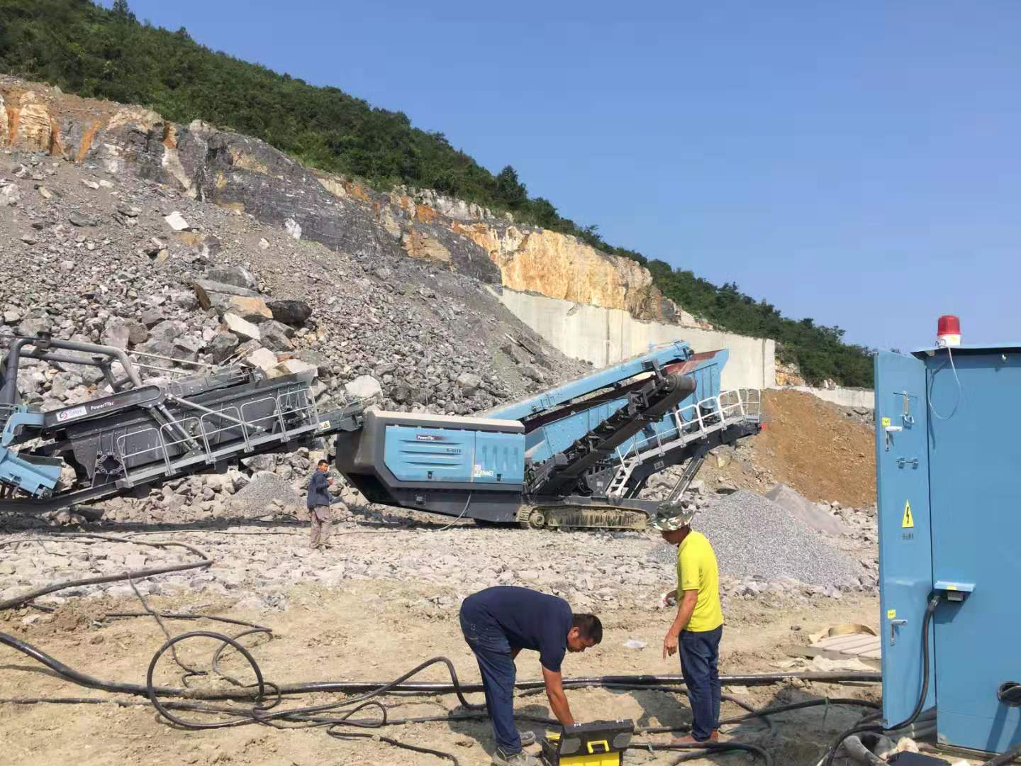 XFC550變頻器在移動式破碎機(jī)上的應(yīng)用(圖6) XFC550變頻器在移動式破碎機(jī)上的應(yīng)用(圖6)