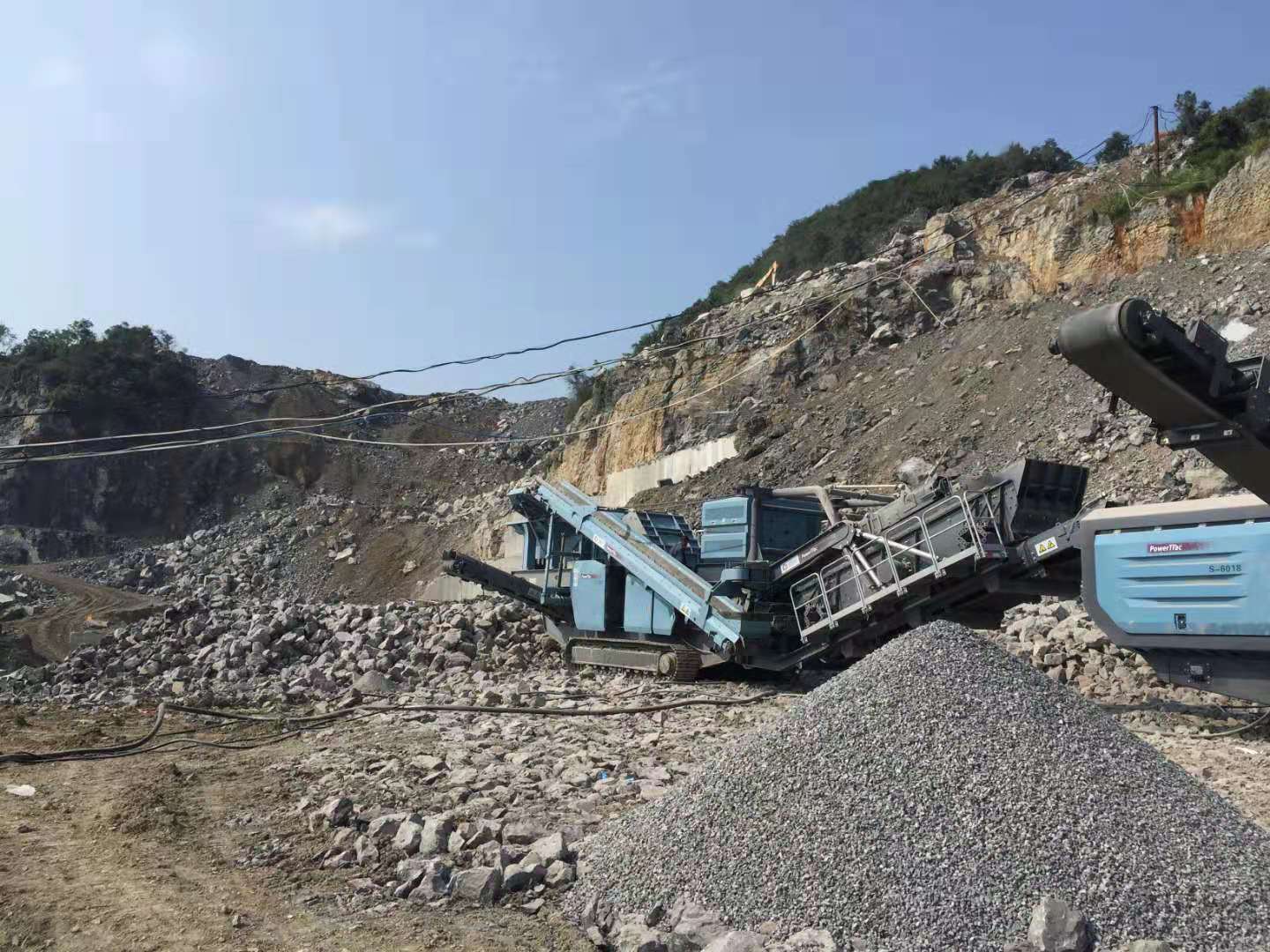 XFC550變頻器在移動式破碎機(jī)上的應(yīng)用(圖7) XFC550變頻器在移動式破碎機(jī)上的應(yīng)用(圖7)