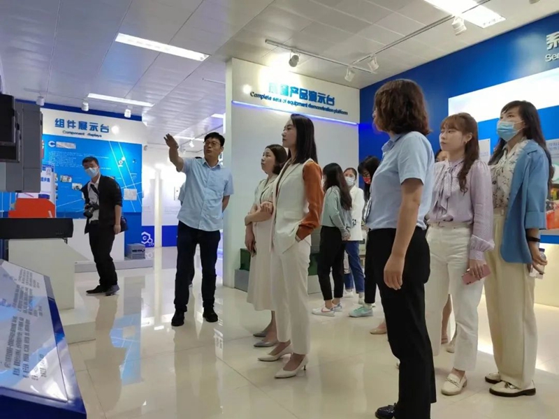 西馳電氣與西安交通工程學(xué)院舉行校企合作簽約暨揭牌儀式(圖7) 西馳電氣與西安交通工程學(xué)院舉行校企合作簽約暨揭牌儀式(圖7)